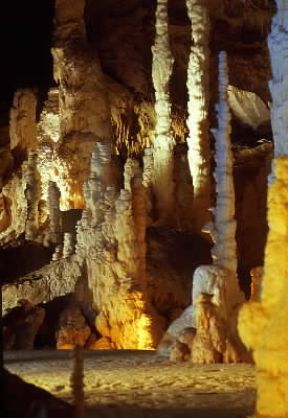 Gola di Frasassi. Stalattiti e stalagmiti all'interno della Grotta Grande del Vento.De Agostini Picture Library/A. Tessore