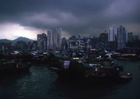 Hong Kong. Giunche-abitazione e grattacieli nella penisola di Kowloon.De Agostini Picture Library / M. Bertinetti