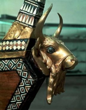 Mesopotamia. Testa aurea di toro che ornava un'arpa, proveniente dalle Tombe Reali di Ur (Baghdad, Iraq Museum).De Agostini Picture Library/M. Seemuller