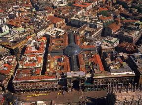 Milano. Veduta aerea della Galleria Vittorio Emanuele II, realizzata da G. Mengoni.De Agostini Picture Library/Pubbli Aer Foto