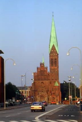 Odense . La facciata della chiesa di S. Albani con l'alto campanile.De Agostini Picture Library/N. Cirani