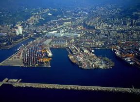 Porto. Containers sui moli del porto di Genova.De Agostini Picture Library/Pubbliaerfoto