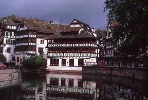 Strasburgo. Veduta di uno dei numerosi canali che attraversano la cittÃ  francese.De Agostini Picture Library/G. SioÃ«n