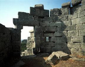 Grecia. Un tratto delle mura dei bastioni (sec. IV a. C.) a Messene, nel Peloponneso.De Agostini Picture Library / G. Dagli Orti