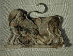 IrÃ¡klion . Piastra in maiolica proveniente dal Palazzo di Cnosso, conservata nel museo della cittÃ  cretese, raffigurante una mucca mentre allatta il suo vitello (sec.XVIII-XV a. C.).De Agostini Picture Library/G. Dagli Orti