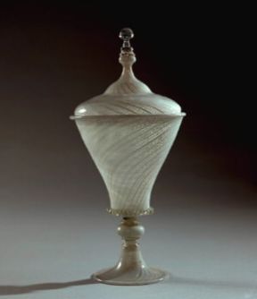Vetro. Coppa veneziana in vetro a filigrana (Praga, Museo delle Arti Decorative).De Agostini Picture Library/A. Dagli Orti