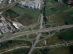 Autostrada. Svincoli autostradali a quadrifoglio.De Agostini Picture Library / Pubbliaerfoto