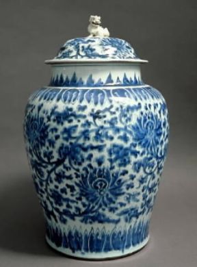Blu e bianco. Vaso del periodo Ch'ing.De Agostini Picture Library/G.Nimatallah