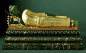 Buddha sdraiato in pietra verde di arte thailandese (sec. XIX).De Agostini Picture Library/G. Nimatallah