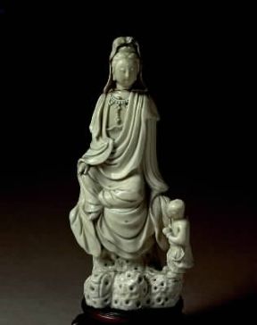 Porcellana. Kuan Yin, divinitÃ  cinese donatrice di bambini, realizzata durante il regno di K'ang -hsi (1654-1722; Parma, Museo d'Arte Cinese).De Agostini Picture Library/A. De Gregorio