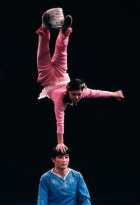 Acrobatismo. Evoluzioni acrobatiche durante uno spettacolo circense.De Agostini Picture Library/A. Vergani