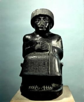 Gudea. Statua in diorite del sovrano sumero di LagaÂš (III millennio a. C.; Parigi, Louvre).De Agostini Picture Library / G. Dagli Orti
