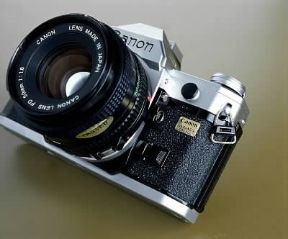 Macchina fotografica Canon AE1 con obiettivo intercambiabile.De Agostini Picture Library/A. Rizzi
