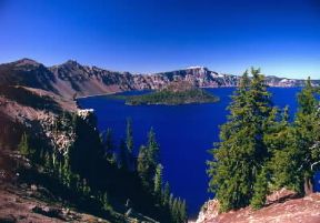 Oregon . Una veduta del Crater Lake, nella Catena delle Cascate.De Agostini Picture Library/G. SioÃ«n
