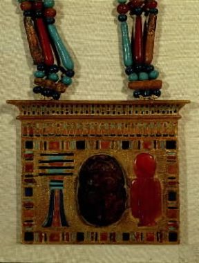 Pendente appartenente al tesoro della regina Hetephreres I, madre di Cheope (Il Cairo, Museo Egizio).De Agostini Picture Library/A. Dagli Orti