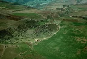 PerÃº. Veduta aerea di un centro agricolo sperimentale inca, presso Moray. Gli Inca usavano vari livelli di terrazze per coltivare tipi diversi di prodotti.De Agostini Picture Library/Pubbliaerfoto