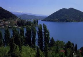Umbria. Veduta del lago di Piediluco (Terni), un'area ricca di necropoli e ripostigli della prima EtÃ  del Ferro.De Agostini Picture Library/M. Leigheb