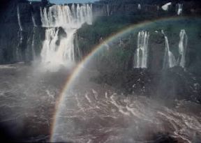 Arcobaleno. Un arcobaleno presso le cascate dell'IguaÃ§u.De Agostini Picture Library/G. SioÃ«n