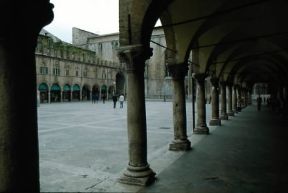 Ascoli Piceno. I portici della Piazza del Popolo realizzati agli inizi del cinquecento.De Agostini Picture Library/A. De Gregorio