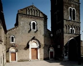 Campania. La cattedrale (1153) di Caserta Vecchia con il campanile.De Agostini Picture Library/A. Dagli Orti