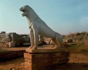 Delo . Uno dei cinque leoni in marmo situati a O del santuario di Apollo.De Agostini Picture Library/G. Dagli Orti