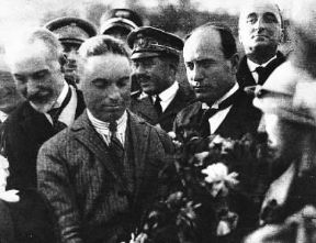 Francesco De Pinedo (al centro) riceve le congratulazioni da Benito Mussolini dopo il volo intorno al mondo (1925).De Agostini Picture Library