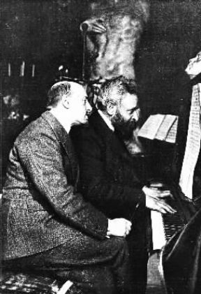 Gabriele D'Annunzio con il maestro A. Franchetti, autore delle musiche per il dramma La figlia di Iorio (1904).De Agostini Picture Library