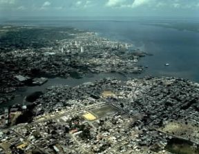 Manaus. Veduta aerea della cittÃ  brasiliana con il Rio Negro.De Agostini Picture Library/Pubbli Aer Foto