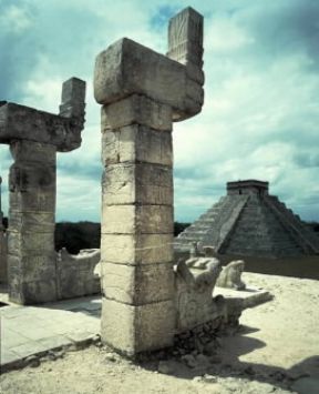 Maya. Pilastri serpentiformi del Tempio dei Guerrieri a ChichÃ¨n-ItzÃ¡, nello YucatÃ¡n.De Agostini Picture Library/G. Dagli Orti