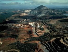 Minas Gerais. Veduta aerea della miniera di ferro di Itabira.De Agostini Picture Library/Pubbli Aer Foto