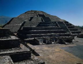 America. La piramide della Luna a TeotihuacÃ n, cittÃ  precolombiana in Messico.De Agostini Picture Library/G. Dagli Orti