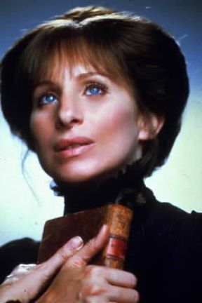 Barbra Streisand in un fotogramma del film Yentl (1983).De Agostini Picture Library