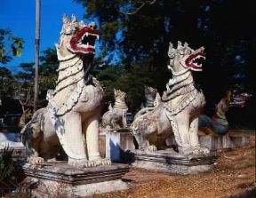 Birmania . Statue di leoni posti simbolicamente a difesa del santuario di Shwedagon a Rangoon (Yangon).De Agostini Picture Library/G. Dagli Orti