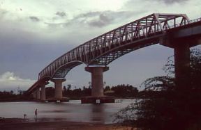 Cebu. Il ponte che collega la cittÃ  con l'isola di Mactan.De Agostini Picture Library/M. Bertinetti