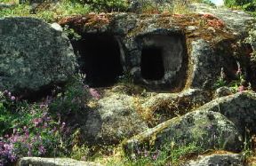 Domus de janas . Una delle numerose tombe collettive sarde rinvenute presso Mamoiada (Nuoro).De Agostini Picture Library/M. Carrieri