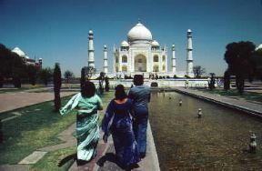 India . Il mausoleo Taj Mahal di Agra, fatto erigere dall'imperatore Shah Jahan in memoria della sua sposa Mumtaz Mahal.De Agostini Picture Library/M. Bertinetti