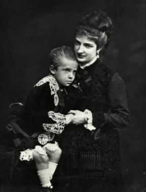 Margherita di Savoia, regina d'Italia, con il figlio Vittorio Emanuele.Roma, Archivio Comunale