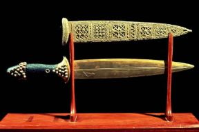 Mesopotamia. Pugnale e fodero in oro rinvenuto nelle Tombe Reali di Ur (Baghdad, Iraq Museum).De Agostini Picture Library/M. Seemuller