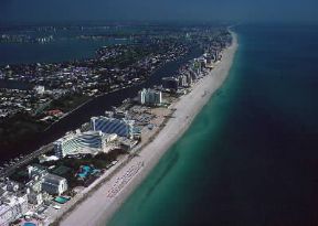 Miami. Veduta aerea di una spiaggia; la cittÃ  Ã¨ una delle piÃ¹ famose stazioni balneari del mondo.De Agostini Picture Library/M. Bertinetti