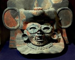 Mixtechi. Urna funeraria raffigurante una divinitÃ  (CittÃ  di Messico, Museo Nazionale di Antropologia).De Agostini Picture Library / G. Dagli Orti