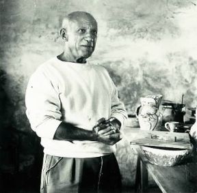 Pablo Ruiz Picasso nel suo studio a Vallauris.De Agostini Picture Library