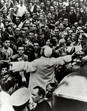Pio XII parla alla popolazione dopo il bombardamento di Roma (14 luglio 1943).De Agostini Picture Library
