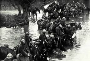 I guerra mondiale. Reparto di cavalleria francese guada un corso d'acqua nei pressi di Verdun.De Agostini Picture Library