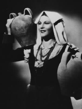 Luisa Ferida. Un'immagine dell'attrice sul set di Un'avventura di Salvator Rosa (1940) di A. Blasetti.De Agostini Picture Library