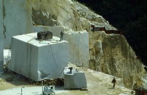 Marmo. Una cava nella zona di Carrara dove viene lavorato uno dei marmi piÃ¹ apprezzati.De Agostini Picture Library/A. Vergani
