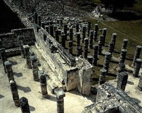 Maya. Resti del Tempio dei Guerrieri a ChichÃ©n-ItzÃ¡, nello YucatÃ¡n.De Agostini Picture Library/G. Dagli Orti