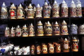 Svizzera. Tipici boccali di birra in un negozio di souvenirs a Interlaken, nel Cantone di Berna.De Agostini Picture Library/M. Nascimento