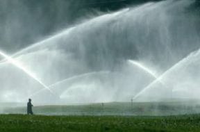 Agricoltura. Irrigazione a pioggia mediante condotte a pressione.De Agostini Picture Library/A. Vergani