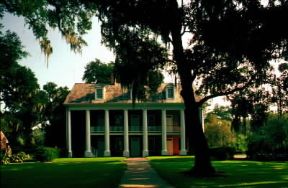 Architettura coloniale. La facciata di una residenza di piantagione in Louisiana.De Agostini Picture Library / G. Wright