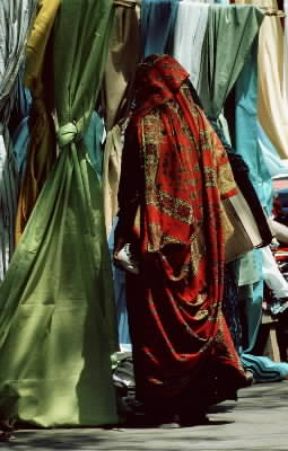 Ciad. Vendita di stoffe in un mercato di N'djamena, capitale del Ciad.De Agostini Picture Library/N. Cirani